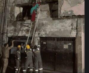 लखनऊ03मई2023*सरकारी इमारत की छत गिरने से हुआ बड़ा हादसा,कई लोगों के दबे होने की आशंका!