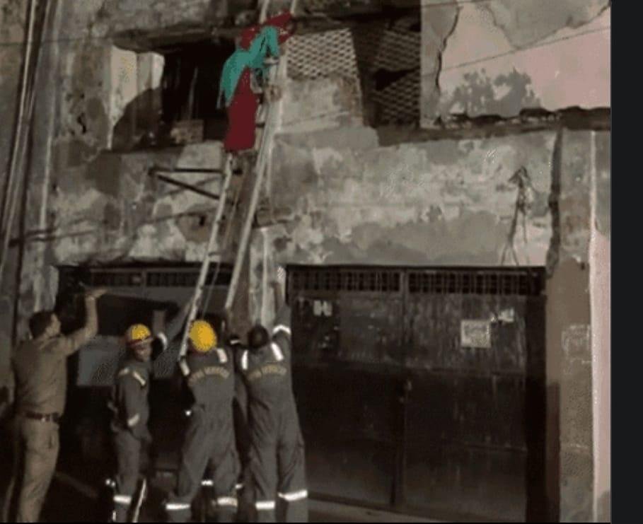 लखनऊ03मई2023*सरकारी इमारत की छत गिरने से हुआ बड़ा हादसा,कई लोगों के दबे होने की आशंका!