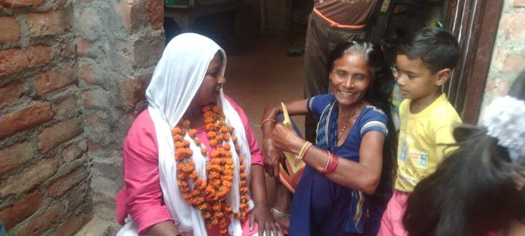 कानपुर04मई23*समाज सेविका रेशमा बेगम ने अपनी टीम के साथ किया वोट व सपोट के लिए जन सम्पर्क।