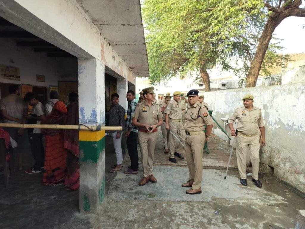 मथुरा04मई2023*अपर पुलिस अधीक्षक ने किया मतदान केंद्र का निरीक्षण। मथुरा04मई2023*अपर पुलिस अधीक्षक ने किया मतदान केंद्र का निरीक्षण।