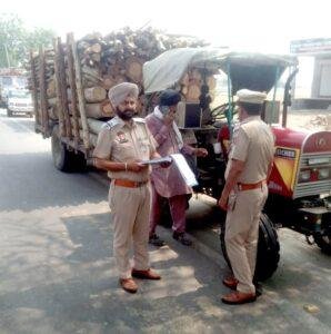 पंजाब04मई23*ट्रैफिक पुलिस ने ओवरलोड वाहनों के चालान काटे