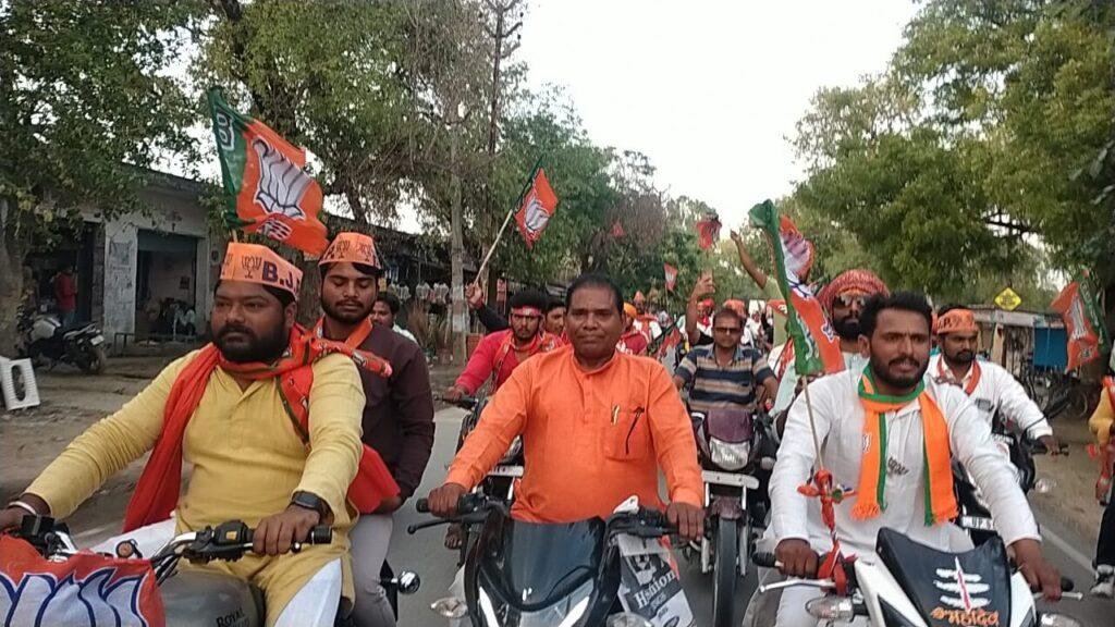 भदोही उत्तर प्रदेश04मई2023*नगर निकाय चुनाव में भाजपा प्रत्याशी ने निकाली मोटरसाइकिल रैली। भदोही उत्तर प्रदेश04मई2023*नगर निकाय चुनाव में भाजपा प्रत्याशी ने निकाली मोटरसाइकिल रैली।