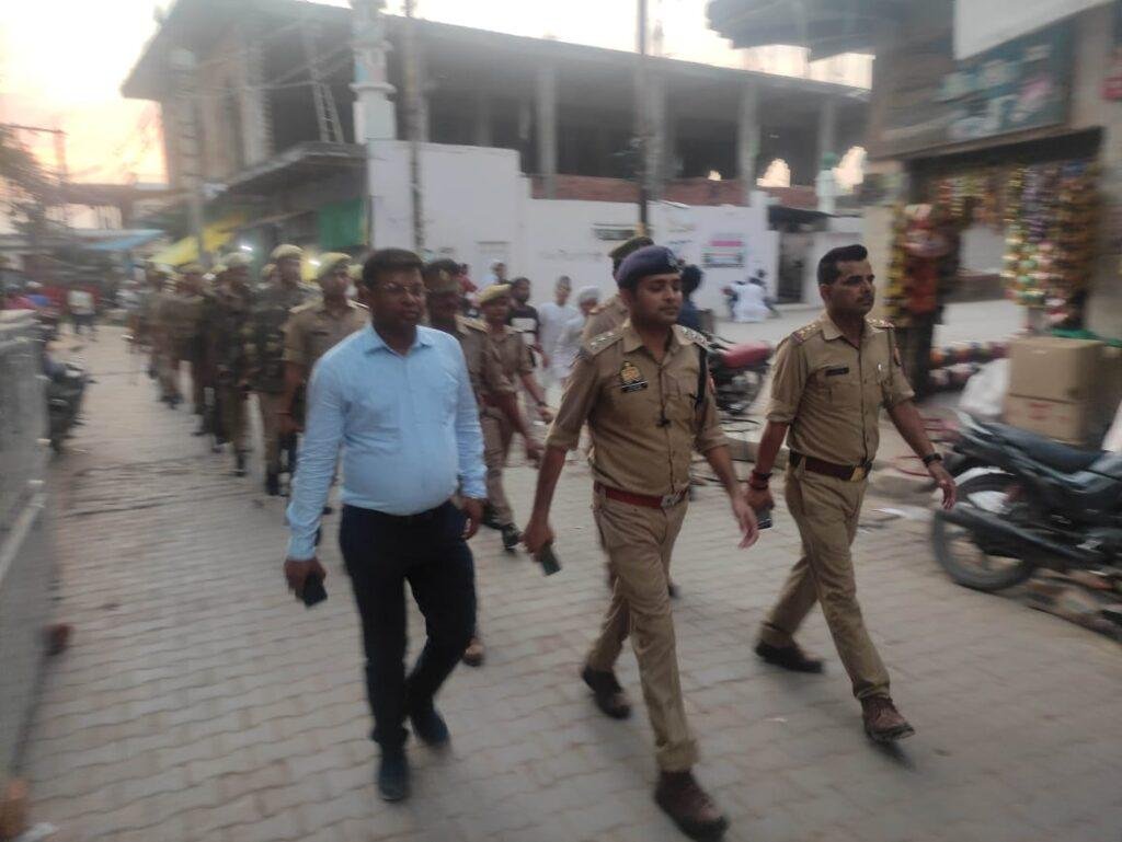 भदोही*04.05.2023*चुनाव में शांति व्यवस्था बनाए रखने के लिए पुलिस ने किया फ्लैग मार्च। भदोही*04.05.2023*चुनाव में शांति व्यवस्था बनाए रखने के लिए पुलिस ने किया फ्लैग मार्च।