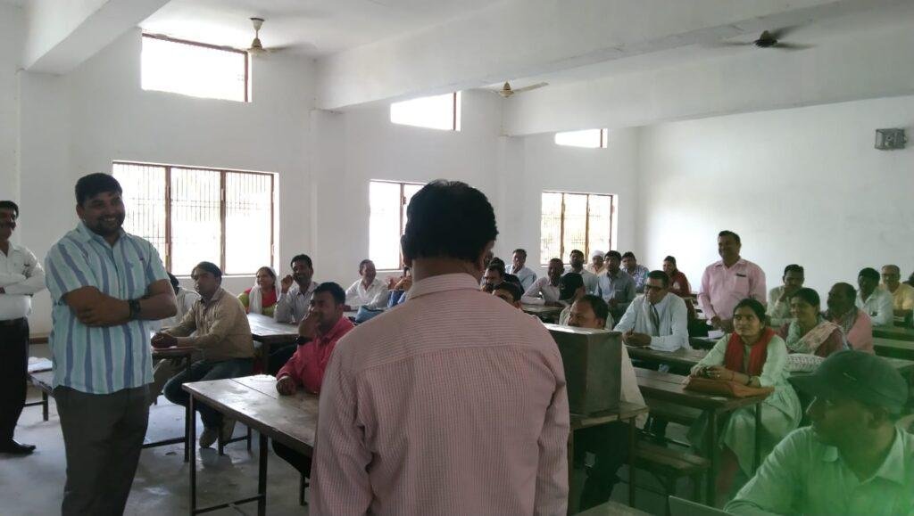 चित्रकूट 5 मई 2002 *डीएम ने मतदान कार्मिकों के प्रशिक्षण का किया निरीक्षण। चित्रकूट 5 मई 2002 *डीएम ने मतदान कार्मिकों के प्रशिक्षण का किया निरीक्षण।