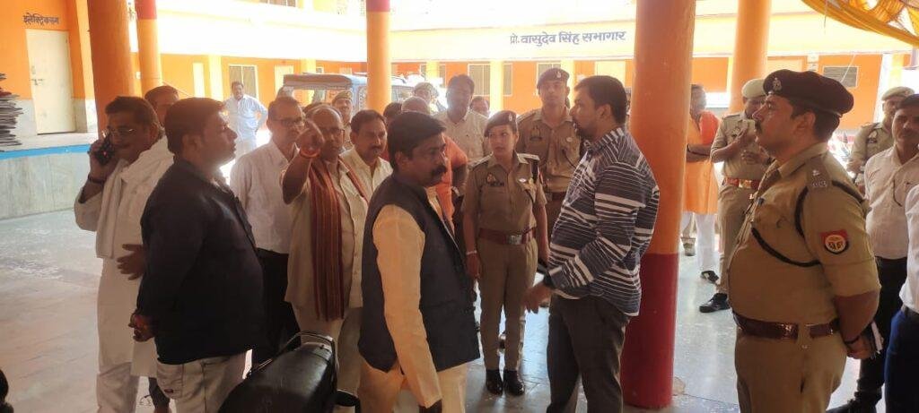 चित्रकूट06मई2023*मुख्यमंत्री जनपद भृमण कार्यक्रम को लेकर डीएम एसपी ने लिया कार्यक्रम स्थल का जायजा। चित्रकूट06मई2023*मुख्यमंत्री जनपद भृमण कार्यक्रम को लेकर डीएम एसपी ने लिया कार्यक्रम स्थल का जायजा।