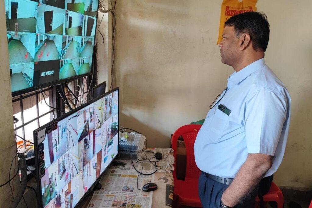 लखनऊ07मई2023*24x7 कराई जा रही सीसीटीवी कैमरे के द्वारा सभी 8 ज़ोनो के स्ट्रांग रूमो की मॉनिटरिंग।