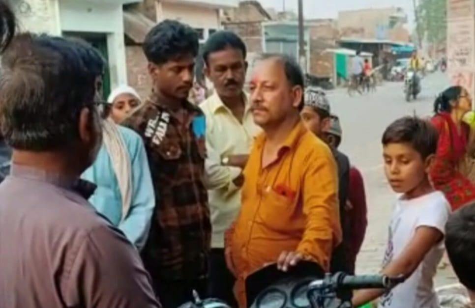 कौशाम्बी07मई23*क्या हुआ जब पिता की डांट से नाराज होकर 25 साल पहले घर छोड़कर गया बेटा वापस आया अपने घर*