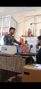 कौशाम्बी11मई2023*तिल्हापुर मोड़ स्थित बड़ौदा यूपी ग्रामीण बैंक में आधार कार्ड बनाने के नाम पर मची है लूट*