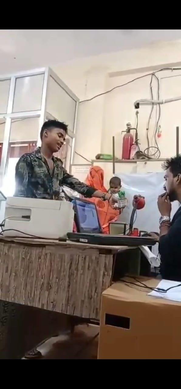 कौशाम्बी11मई2023*तिल्हापुर मोड़ स्थित बड़ौदा यूपी ग्रामीण बैंक में आधार कार्ड बनाने के नाम पर मची है लूट* कौशाम्बी11मई2023*तिल्हापुर मोड़ स्थित बड़ौदा यूपी ग्रामीण बैंक में आधार कार्ड बनाने के नाम पर मची है लूट*