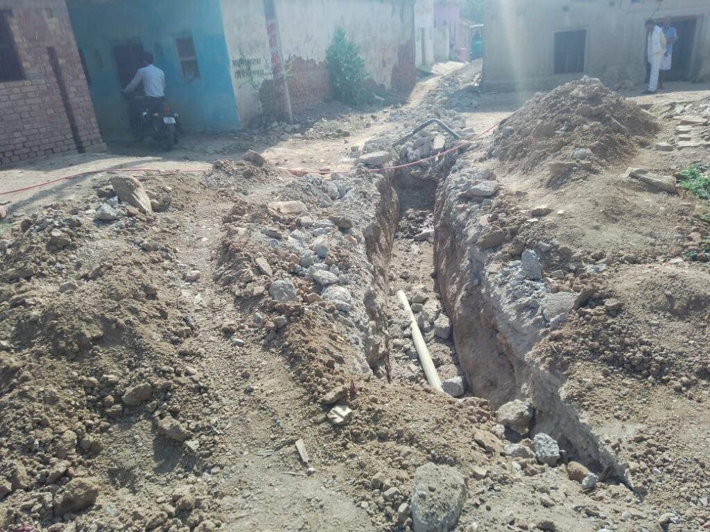 चित्रकूट12myi23* हर घर नल जल योजना के तहत ठेकेदारों ने गांव की सड़कों को किया बर्बाद। चित्रकूट12myi23* हर घर नल जल योजना के तहत ठेकेदारों ने गांव की सड़कों को किया बर्बाद।