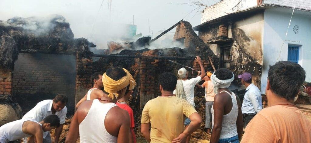 भागलपुर 13 मई 2023*घर मे आग लगने से सारी गृहस्थी जलकर हुई राख भागलपुर 13 मई 2023*घर मे आग लगने से सारी गृहस्थी जलकर हुई राख