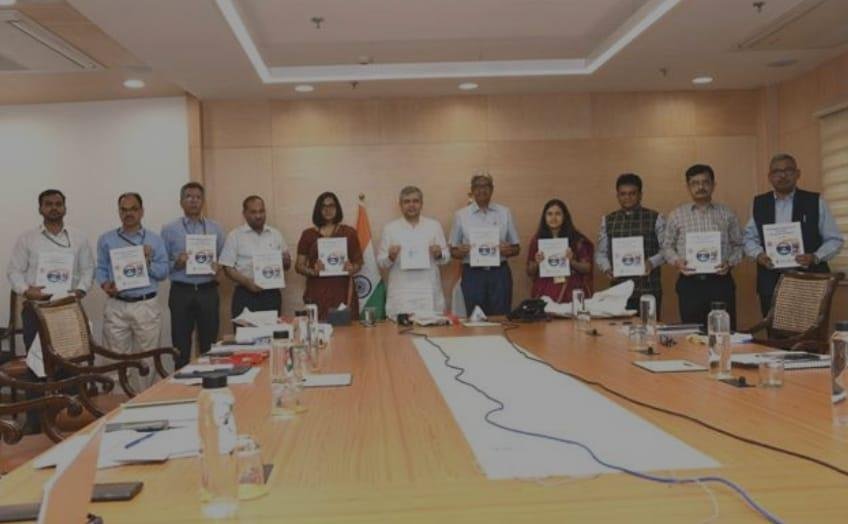 भागलपुर 15 मई 2023 *श्री अश्विनी वैष्णव ने "भारतीय रेलवे पर स्टेशनों पर मानक संकेतक" पर पुस्तिका जारी की