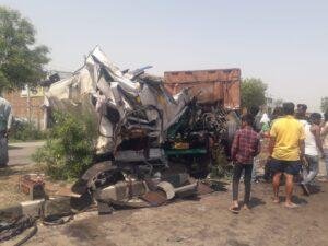 कौशांबी 15 मई 2003*कंटेनर का टायर फटने से 2 कंटेनर में हुई जोरदार भिड़ंत*