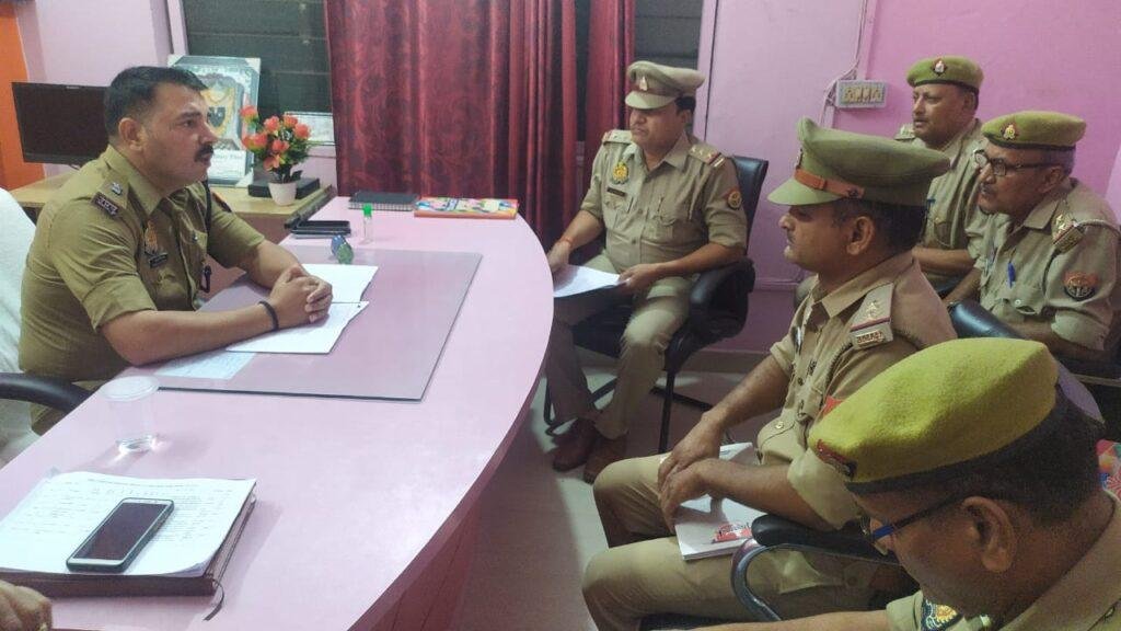 चित्रकूट 16 मई 2023*अपर पुलिस अधीक्षक द्वारा विवेचकों का अर्दली रूम किया, लम्बित विवेचनाओं का शीघ्र निस्तारण करने हेतु विवेचकों को दिये निर्देश*