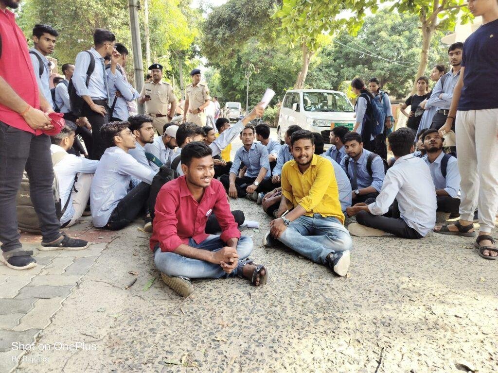 भागलपुर 17 मई 2030* अपनी मांगों को लेकर बसी से मिलने पहुंचे शायद पीसी से ना मिल पाने के कारण भड़क उठे भागलपुर 17 मई 2030* अपनी मांगों को लेकर बसी से मिलने पहुंचे शायद पीसी से ना मिल पाने के कारण भड़क उठे
