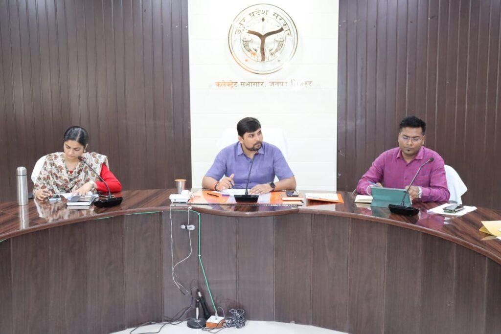 चित्रकूट17मई23*डीएम अभिषेक आनंद ने अधिशासी अभियंता जल निगम को दिए सख्त निर्देश चित्रकूट17मई23*डीएम अभिषेक आनंद ने अधिशासी अभियंता जल निगम को दिए सख्त निर्देश