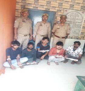 मथुरा17मई23*लूट व चोरी की योजना बनाते हुये 05 नफर अभियुक्तगणो को मय एक अदद अवैध तमन्चा .315 बोर के साथ गिरफ्तार।
