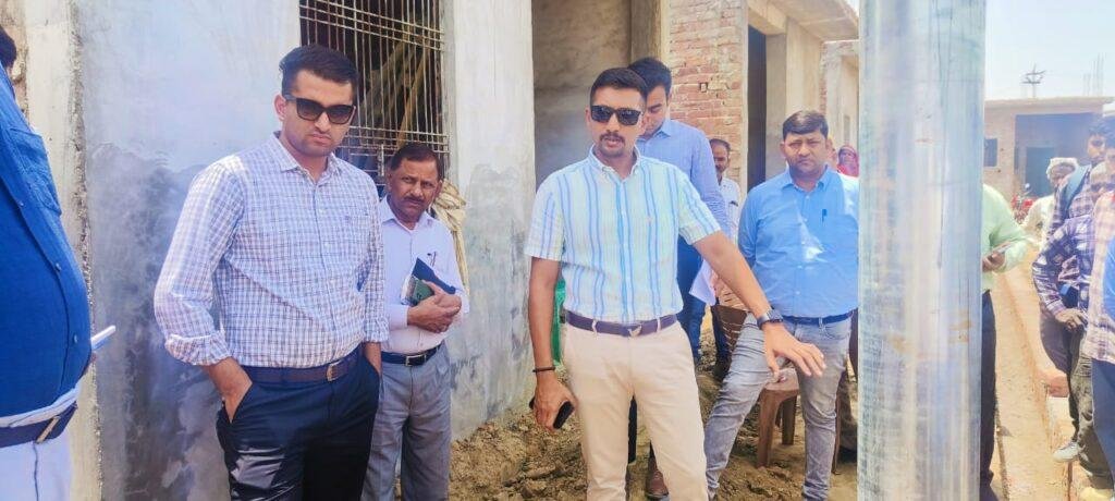 कानपुर 17 मई 2023*सांड द्वारा हुई दुर्घटना में मरे लोगों को दिए गए आवास का डीएम ने आज स्थलीय निरीक्षण किया