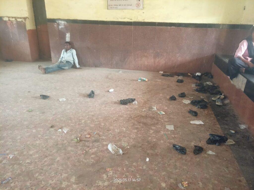 भागलपुर17मई23*नाथनगर रेलवे स्टेशन में पिछले 3 साल से शौचालय नहीं , महिलाओं के साथ साथ पुरुषों को भी होती है भारी परेशानी भागलपुर17मई23*नाथनगर रेलवे स्टेशन में पिछले 3 साल से शौचालय नहीं , महिलाओं के साथ साथ पुरुषों को भी होती है भारी परेशानी