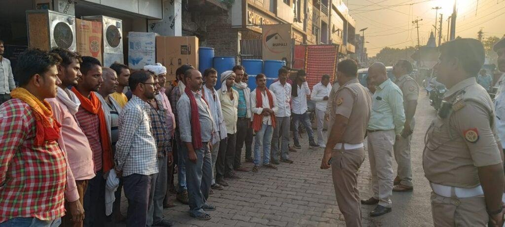चित्रकूट18मई2023*यातायात पुलिस एवं परिवहन विभाग द्वारा ऑटो चालकों को यातायात नियमों के प्रति जागरुक किया गया*