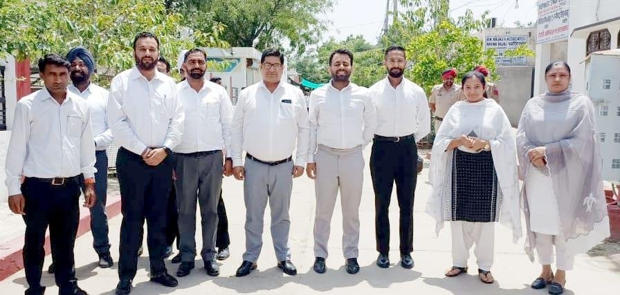 पंजाब 18 मई 2023 *न्यायाधीश सतीश शर्मा का बार एसोसिएशन में पहुंचने पर हुआ भव्य स्वागत पंजाब 18 मई 2023 *न्यायाधीश सतीश शर्मा का बार एसोसिएशन में पहुंचने पर हुआ भव्य स्वागत