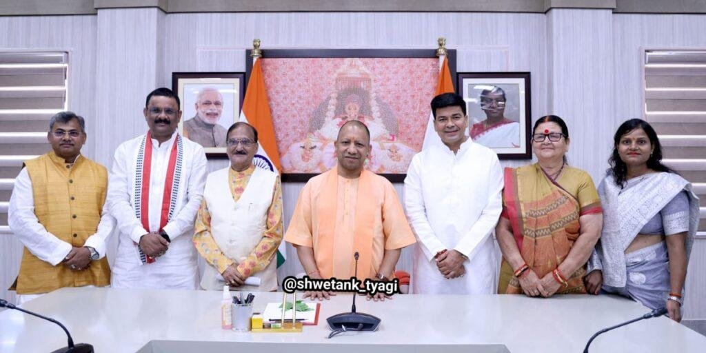 लखनऊ 19 मई 2023*CM योगी से मिले 6 जिलों के महापौर* लखनऊ 19 मई 2023*CM योगी से मिले 6 जिलों के महापौर*