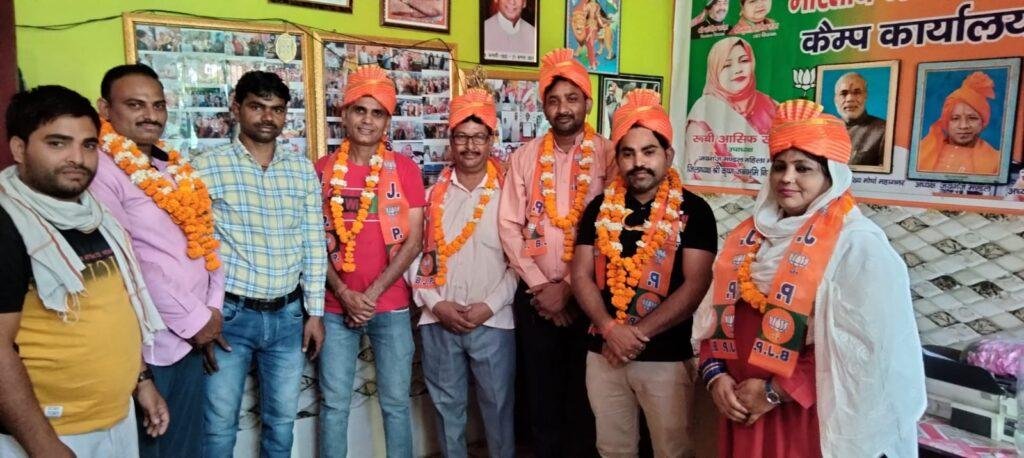 अलीगढ़19मई2023*मुस्लिम समाज ने भारतीय जनता पार्टी के विजई पार्षदों का उनके साथ स्वागत सम्मान किया। अलीगढ़19मई2023*मुस्लिम समाज ने भारतीय जनता पार्टी के विजई पार्षदों का उनके साथ स्वागत सम्मान किया।