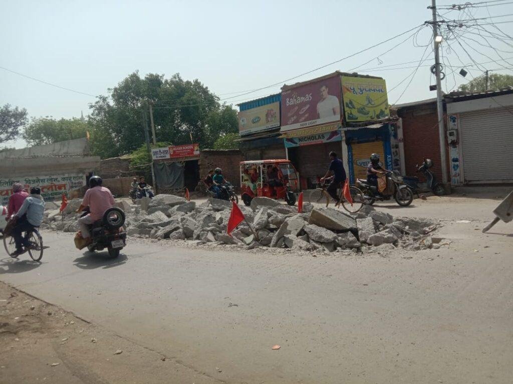 कानपुर19मई2023*धार्मिक झंडे को लेकर बजरंग दल कार्यकर्ताओं ने कार्य को रोककर किया हंगामा* कानपुर19मई2023*धार्मिक झंडे को लेकर बजरंग दल कार्यकर्ताओं ने कार्य को रोककर किया हंगामा*