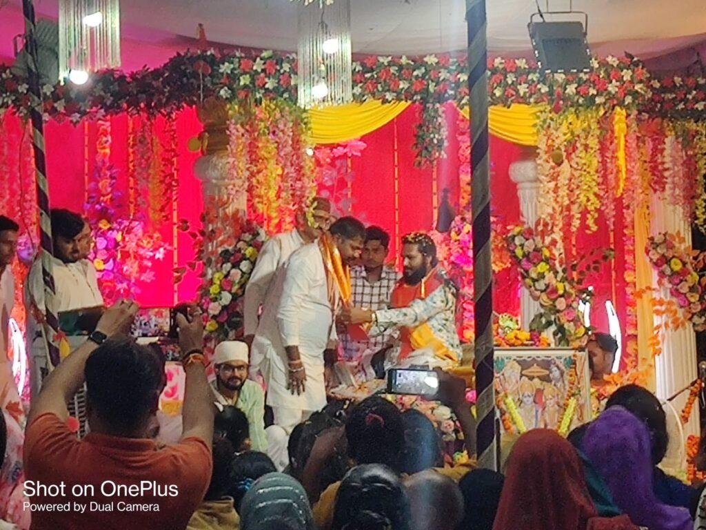 कानपुर 19 मई 2023* आचार्य मुरारी कृष्ण जी से बिल्हौर विधायक राहुल बच्चा सोनकर जी ने आशीर्वाद लिया। कानपुर 19 मई 2023* आचार्य मुरारी कृष्ण जी से बिल्हौर विधायक राहुल बच्चा सोनकर जी ने आशीर्वाद लिया।