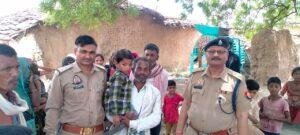 चित्रकूट 20 मई 2023*थाना पहाड़ी पुलिस के बीट आरक्षी की ततपरता से खोए हुऐ बालक को सकुशल बरामद कर परिजनों के सुपुर्द किया गया* चित्रकूट 20 मई 2023*थाना पहाड़ी पुलिस के बीट आरक्षी की ततपरता से खोए हुऐ बालक को सकुशल बरामद कर परिजनों के सुपुर्द किया गया*