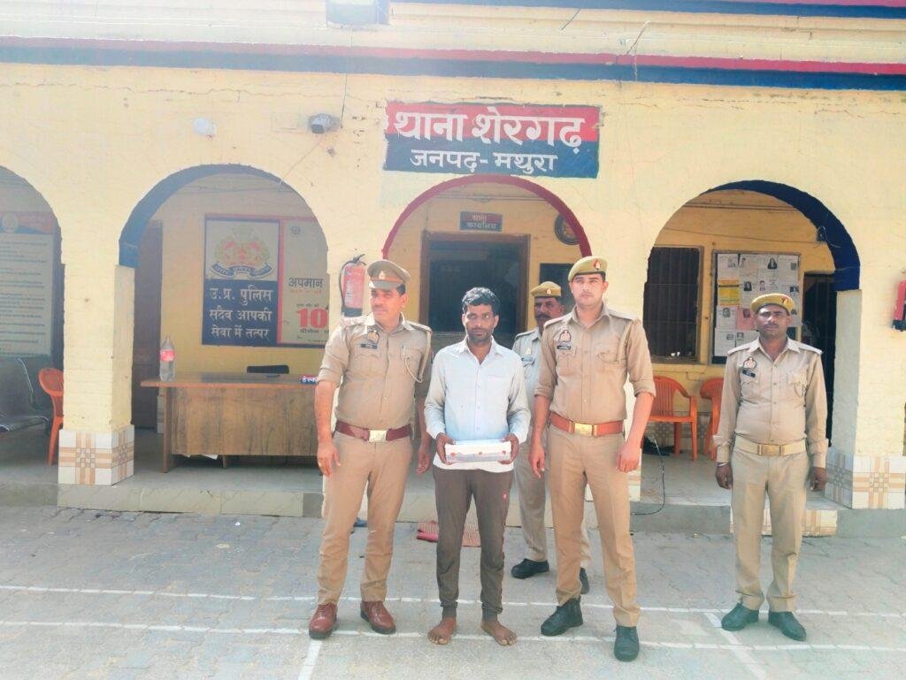 मथुरा20मई2023*थाना शेरगढ पुलिस द्वारा एक नफर अभियुक्त को मय एक अदद तमंचा 315 बोर नाजायज व 01 अदद जिन्दा कारतूस 315 बोर*