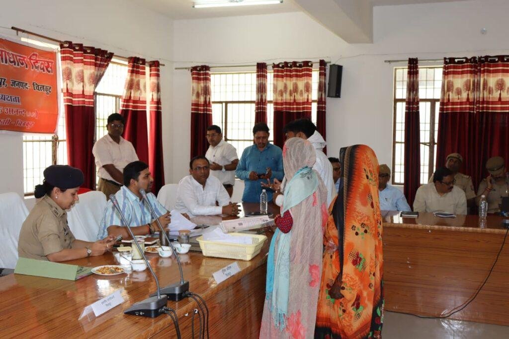 चित्रकूट 20 मई 2023*डीएम व एसपी ने सम्पूर्ण समाधान दिवस तहसील राजापुर में सुनी फरियादियों की शिकायतें, चित्रकूट 20 मई 2023*डीएम व एसपी ने सम्पूर्ण समाधान दिवस तहसील राजापुर में सुनी फरियादियों की शिकायतें,