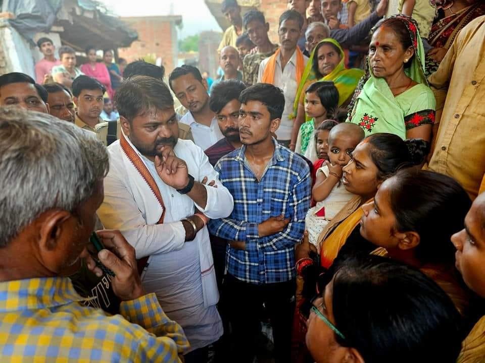 कानपुर21मई2023*महिला की हत्या की जानकारी लेने पहुँचे विधायक श्री राहुल बच्चा सोनकर जी ने पीड़ित परिवारजनों को हर संभव मदद का आश्वासन दिया है।