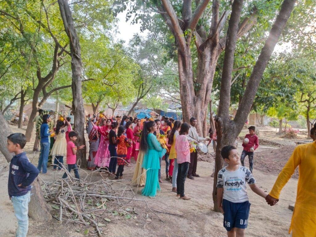 औरैया21मई2023*ग्राम बेरी धनकर में भागवत कथा के प्रथम दिवस निकाली गई भव्य कलश यात्रा।