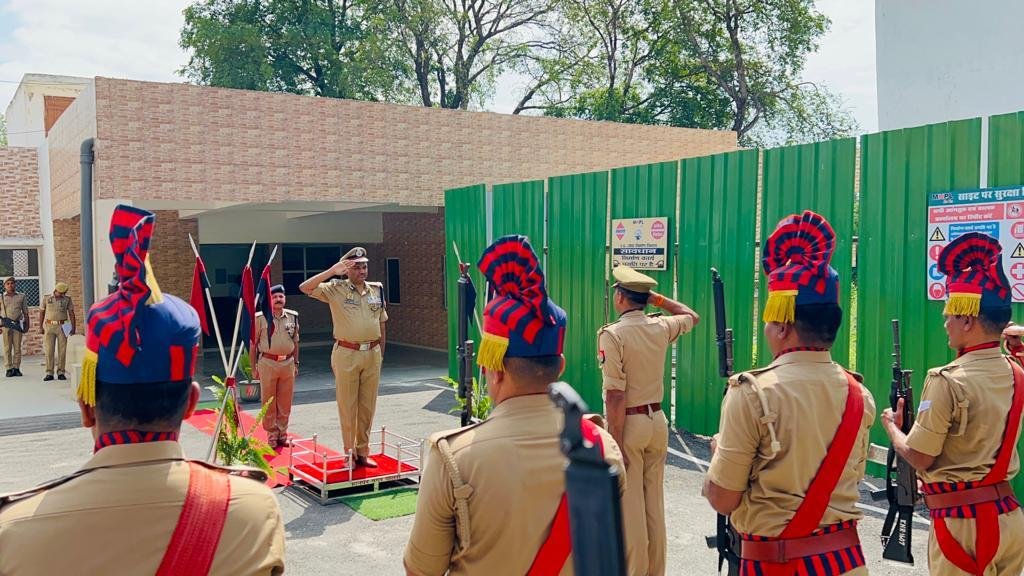 कानपुर25मई2023*उत्तर प्रदेश के पुलिस महानिदेशक डॉ आर के विश्वकर्मा बृस्पतिवार को पहुंचे कानपुर। कानपुर25मई2023*उत्तर प्रदेश के पुलिस महानिदेशक डॉ आर के विश्वकर्मा बृस्पतिवार को पहुंचे कानपुर।