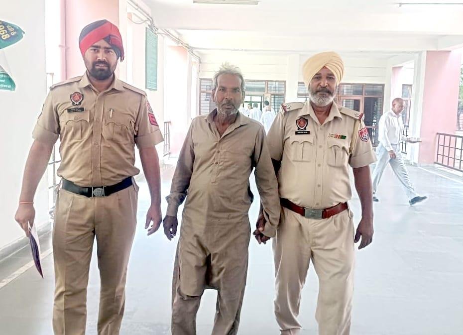 पंजाब25मई2023*26 बोतले शराब आरोपी काबू, जेल भेजा