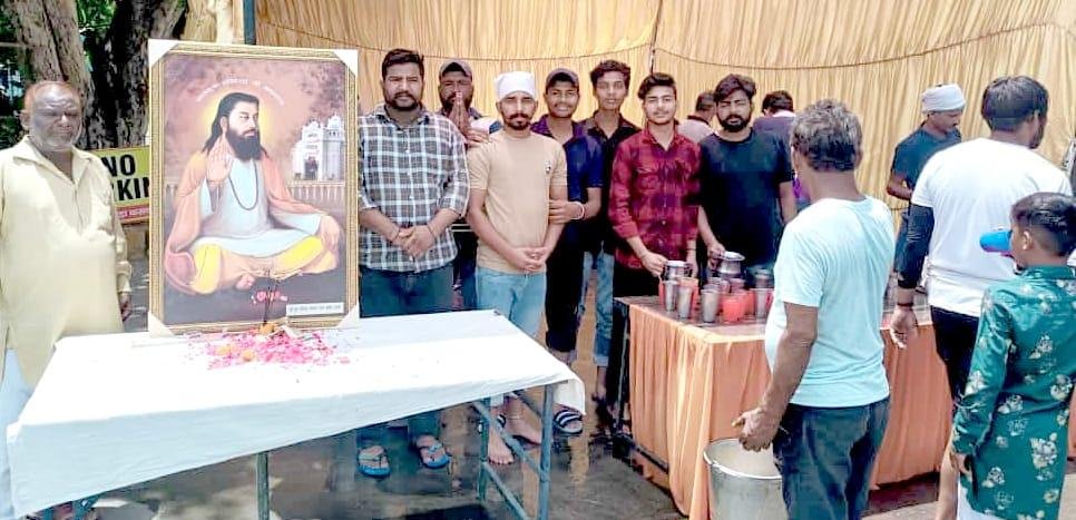 पंजाब25मई2023*श्री गुरू रविदास नौजवान सभा ने स्टेशन के बाहर ठण्डे पानी की छबील लगाई पंजाब25मई2023*श्री गुरू रविदास नौजवान सभा ने स्टेशन के बाहर ठण्डे पानी की छबील लगाई