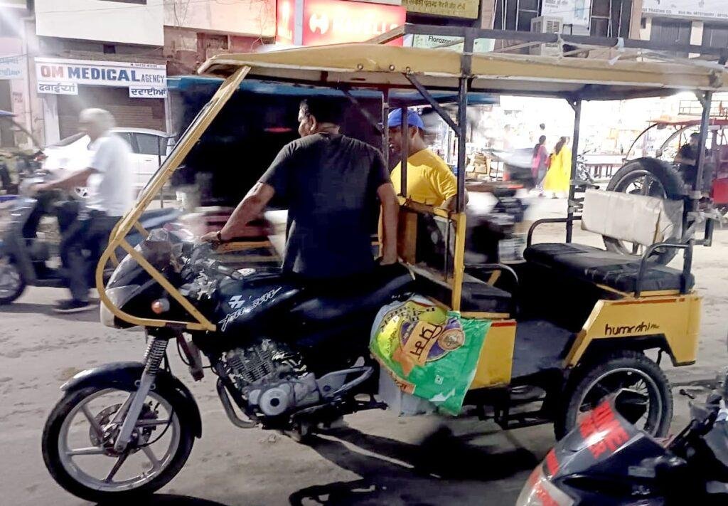 पंजाब25मई2023*ई-रिक्शा को मोटरसाईकिल से जोडक़र निकाला बैटरी डाऊन होने का हल पंजाब25मई2023*ई-रिक्शा को मोटरसाईकिल से जोडक़र निकाला बैटरी डाऊन होने का हल