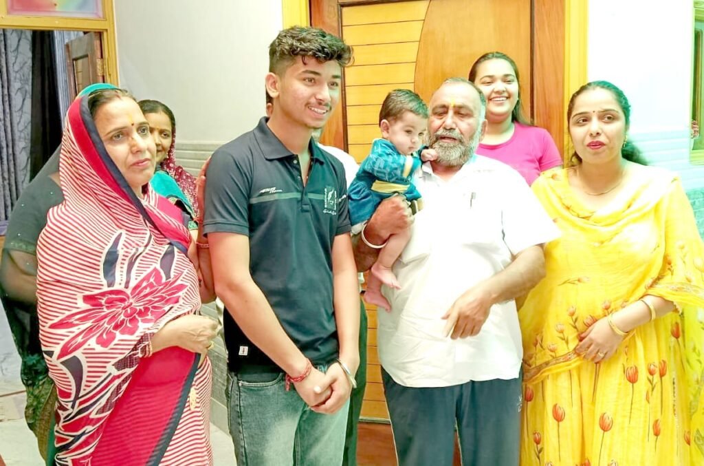 पंजाब26मई2023*12वीं कक्षा में मैरिट प्राप्त करने पर रितिक शर्मा को ताया सत्यनारायण शर्मा व ताई जमना ने बधाई देकर मुंह मीठा करवाया