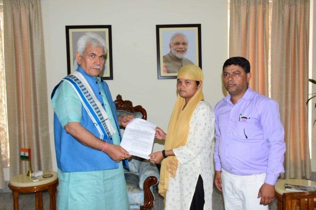 रियासी जम्मू कश्मीर28जून2023*उप राज्यपाल ने श्रीमती साक्षी देवी को नियुक्ति पत्र सौंपा। रियासी जम्मू कश्मीर28जून2023*उप राज्यपाल ने श्रीमती साक्षी देवी को नियुक्ति पत्र सौंपा।