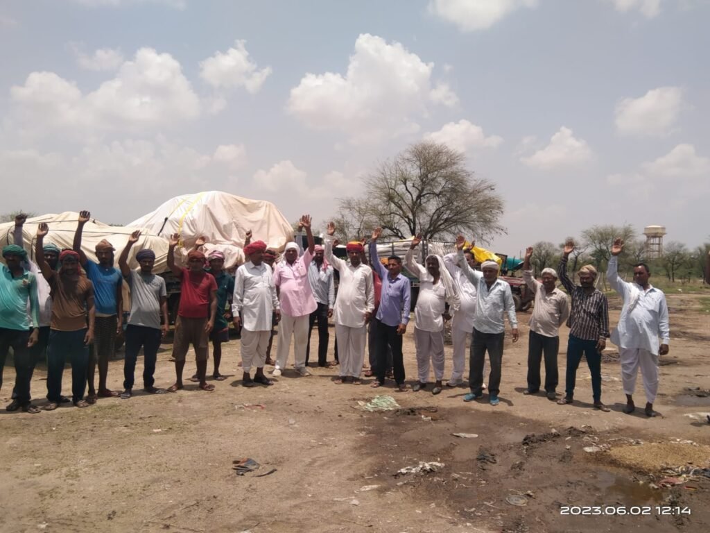 टोंक02मई2023*लगभग 10, 15 दिनों से सरसों कि तुलवाई बंद होने से किसान आज जमकर, गहलोत सरकार के खिलाफ, नारेबाजी कर विरोध प्रदर्शन किया। टोंक02मई2023*लगभग 10, 15 दिनों से सरसों कि तुलवाई बंद होने से किसान आज जमकर, गहलोत सरकार के खिलाफ, नारेबाजी कर विरोध प्रदर्शन किया।