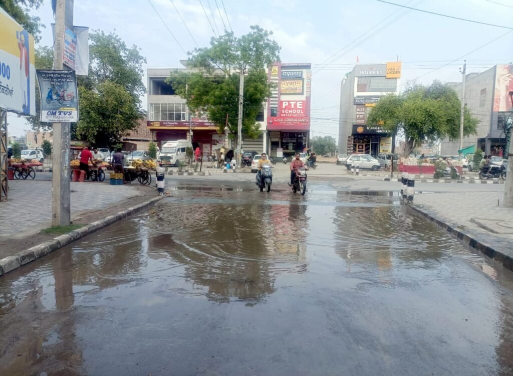 पंजाब02मई2023*एक्सचेंज के पास नई बनी सडक़ पर बरसाती पानी की निकासी न होने से लोग परेशान