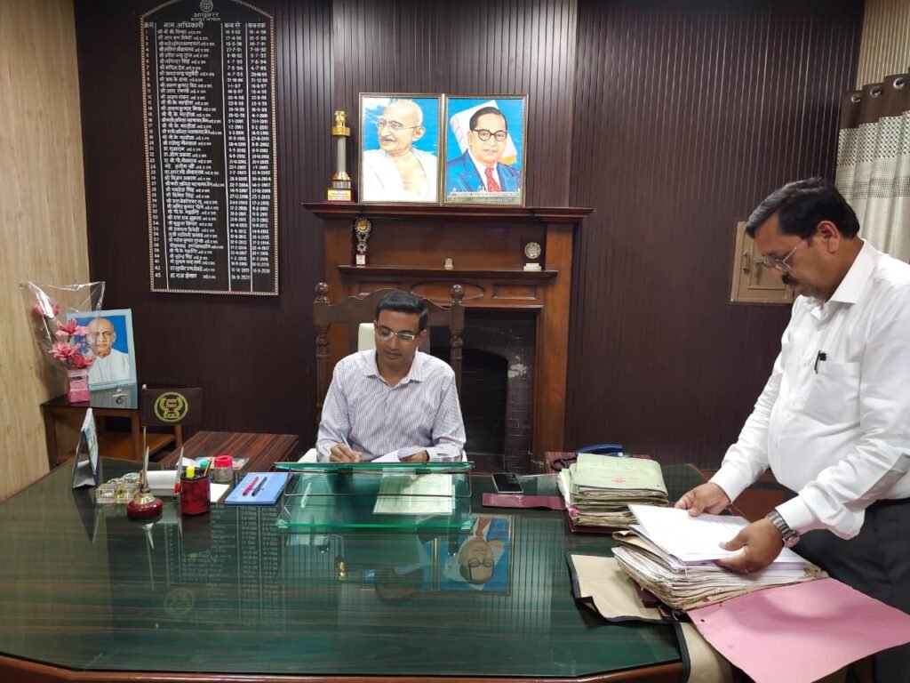 कानपुर02मई2023* नवागत मण्डलायुक्त डॉ0 लोकेश एम0 ने कार्यभार ग्रहण किया* कानपुर02मई2023* नवागत मण्डलायुक्त डॉ0 लोकेश एम0 ने कार्यभार ग्रहण किया*