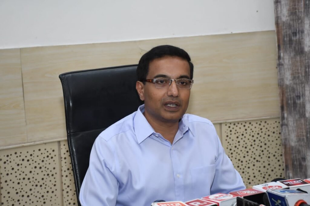 कानपुर03जून23*जन कल्याणकारी योजनाओं का शत-प्रतिशत क्रियान्वयन,पात्रो को लाभ,जन समस्याओं का निस्तारण हमारी प्राथमिकता-मण्डलायुक्त