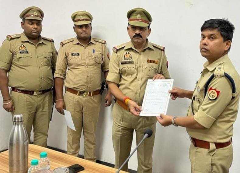 कानपुर04जून2023*डीसीपी पूर्वी रवीद्र कुमार* ने रेलबाजार चौकी उप निरीक्षक प्रभा शंकर सिंह* को *प्रशस्तिपत्र देकर किया सम्मानित*