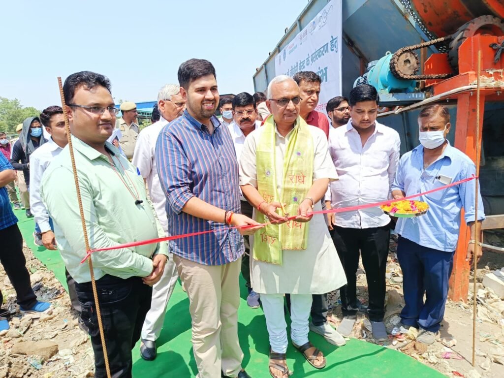 मथुरा05जून2023*एकत्रित 9 एकड़ में फैले लगभग 2.5 लाख लीगेसी वेस्ट के निस्तारण हेतु प्लांट का शुभारंभ हुआ।