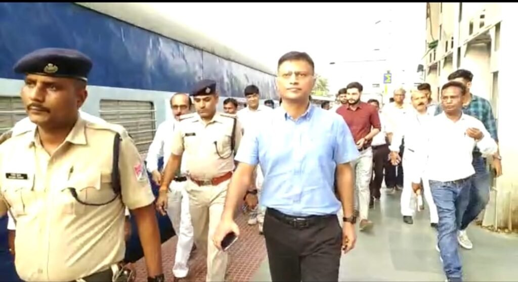 भागलपुर08जून23*मालदा डिवीजन के डीआरएम पहुंचे भागलपुर, अधिकारियों संघ की कई बिंदुओं पर चर्चा*