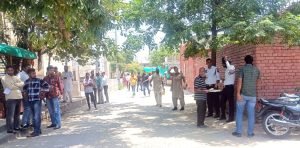 पपंजाब09जून2023*तहसील कम्पलैक्स में सडक़ पर वाहन खड़े करने वालों के काटे चालान