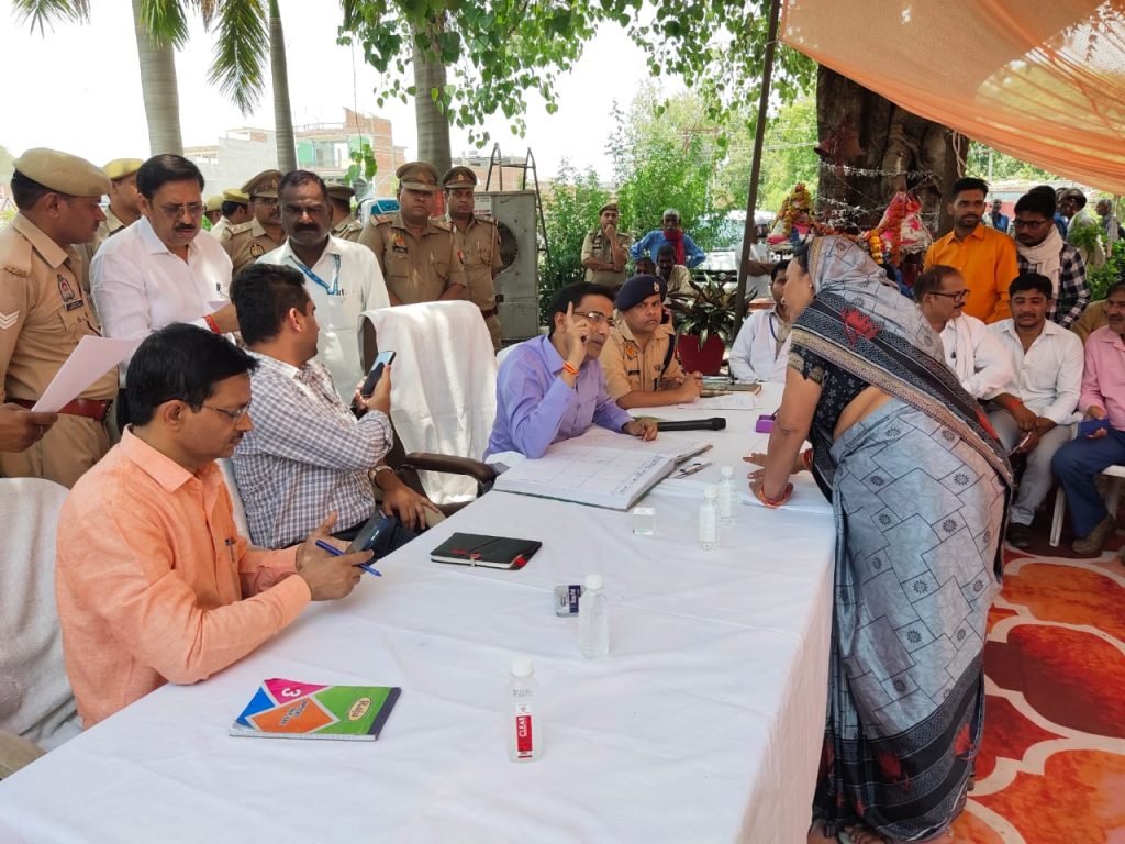 कानपुर10जून2023*थाना दिवस में मण्डलायुक्त श्री लोकेश एम0 ने मुख्य विकास अधिकारी के साथ विभिन्न फरियादियों की समस्याओं को सुना। कानपुर10जून2023*थाना दिवस में मण्डलायुक्त श्री लोकेश एम0 ने मुख्य विकास अधिकारी के साथ विभिन्न फरियादियों की समस्याओं को सुना।