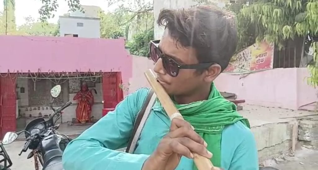 भागलपुर10जून2023*मधुर बांसुरी की धुन सुना कर लोगों को आकर्षित कर सुपौल का एक कलाकार पेट भरने के लिए बेचता है बांसुरी*